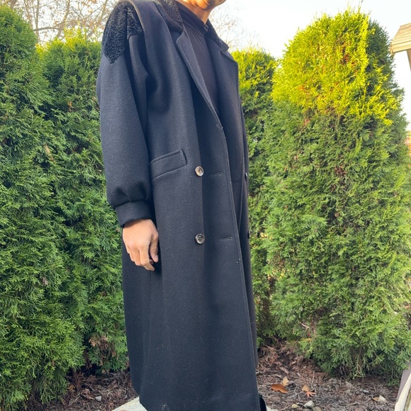 Black vintage wool blend Trench. Sleek and sharp design with unique fur details - Picture 7 of 8